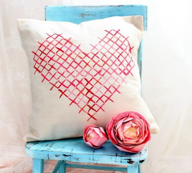 15 Adorable DIY Pillow Ideas for Valentine’s Day