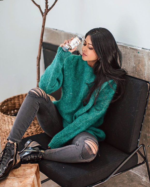 20 Stylish New Ways to Wear Your Sweaters