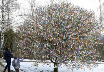 10.000 eggs on Easter tree -