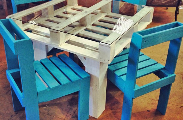 DIY Pallet Furniture Set -