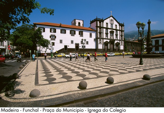Madeira - Funchal - Praa do Municipio - Igrega do Colegio