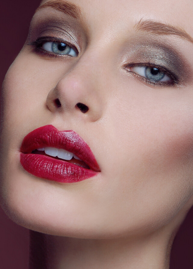 Glamorous Makeup Ideas With Red Lipstick