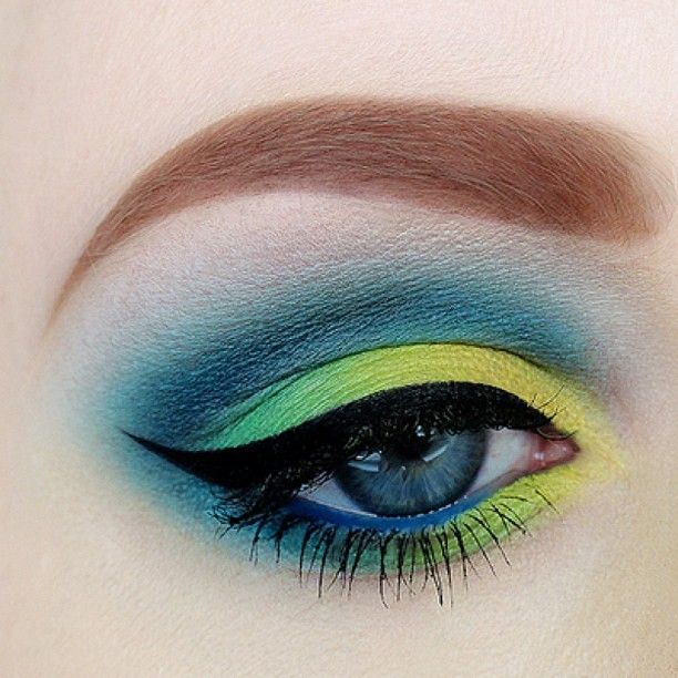 30 Glamorous Eye Makeup Ideas for Dramatic Look (26)
