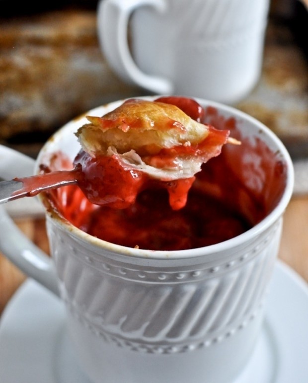 22 Quick and Tasty Snacks You Can Cook In A Mug (1)