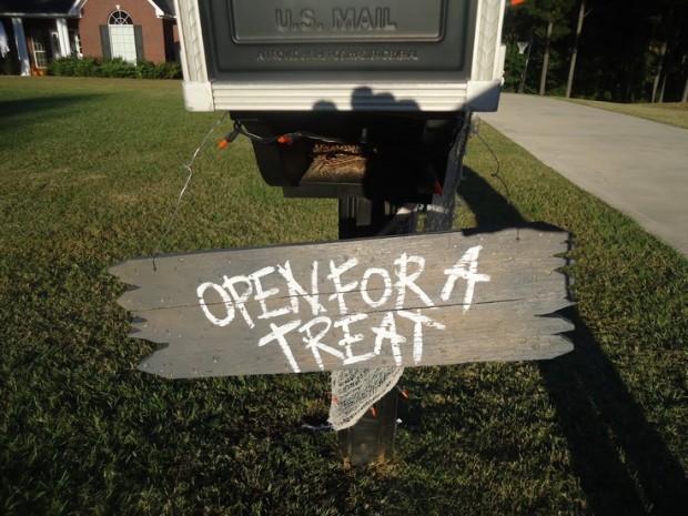 15 Fun and Scary Ideas How to Decorate Your Mailboxes for Halloween (13)