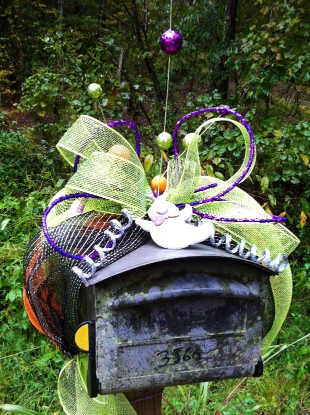 15 Fun and Scary Ideas How to Decorate Your Mailboxes for Halloween (14)