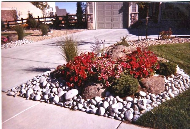 24 Beautiful Small Front Yard Garden Design Ideas (15)