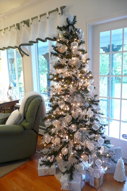 16 Amazing Christmas Tree Decorating Ideas (7)