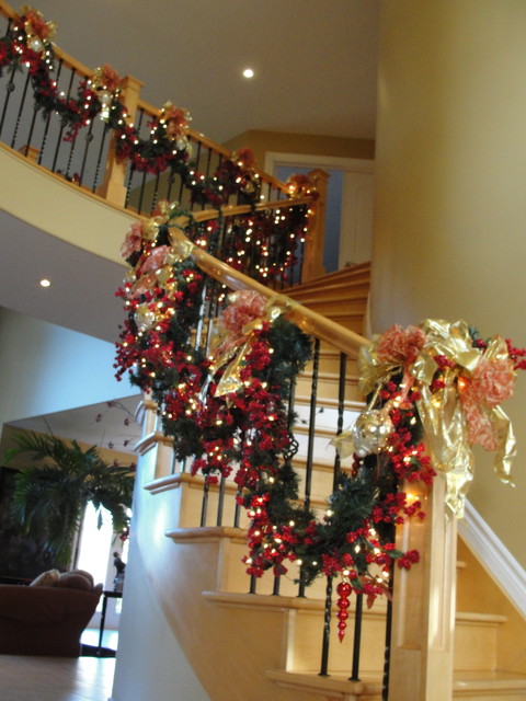 16 Awesome Christmas Stairs Decoration Ideas (3)