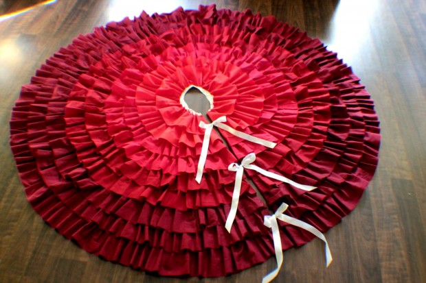 20 Beautiful Christmas Tree Skirt Designs (1)