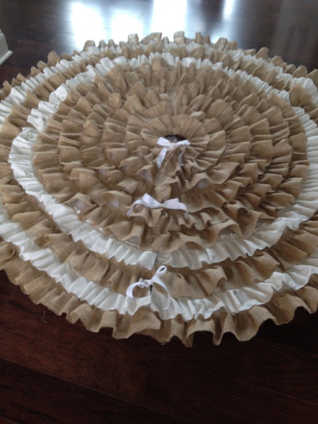 20 Beautiful Christmas Tree Skirt Designs (13)