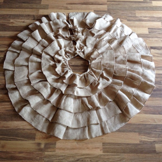 20 Beautiful Christmas Tree Skirt Designs (9)