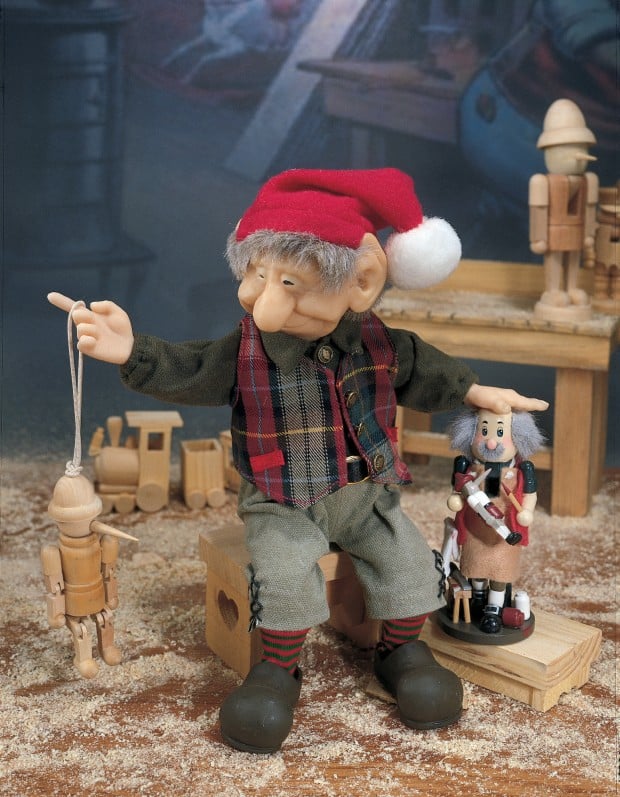 22 Awesome Christmas Figurine Decorations (5)