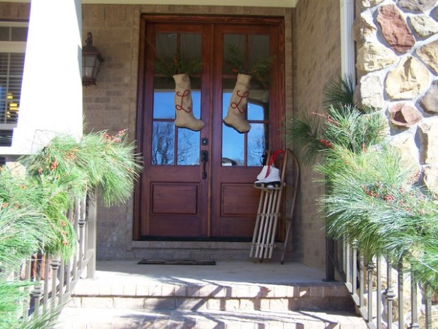 22 Great Christmas Front Door Decorating Ideas (10)