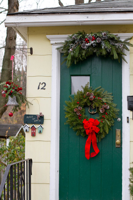 22 Great Christmas Front Door Decorating Ideas (14)