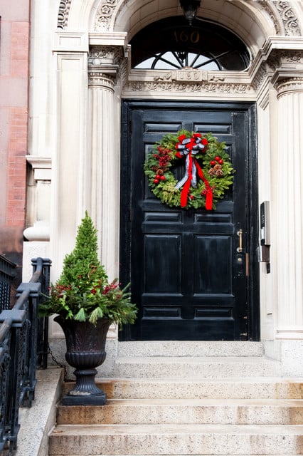 22 Great Christmas Front Door Decorating Ideas (17)