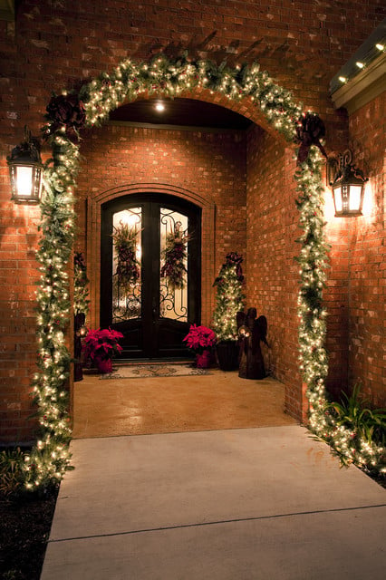 22 Great Christmas Front Door Decorating Ideas (22)