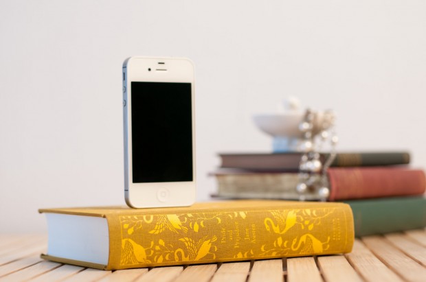 15 Creative Handmade iPhone and iPad Stands (14)