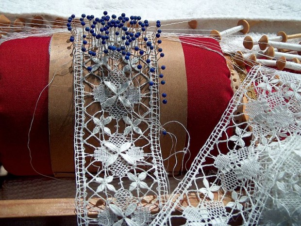 796px-bobbin_lace_5054_nyplc3a4tty_pitsi_c