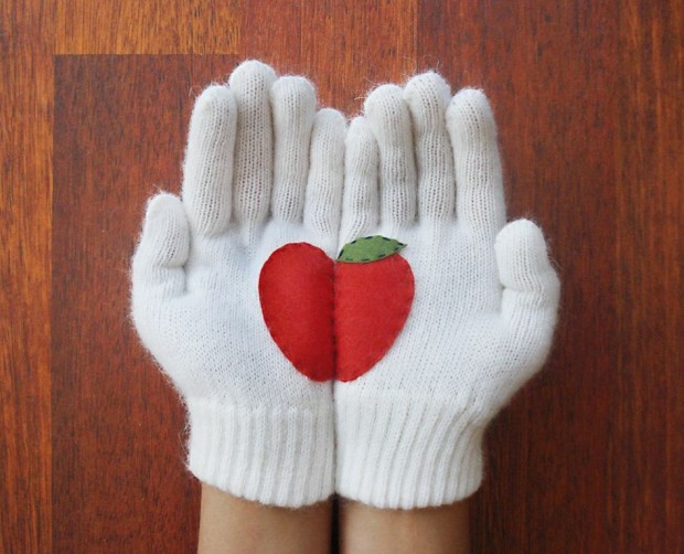 A Collection of Cute Handmade Christmas Gloves (12)