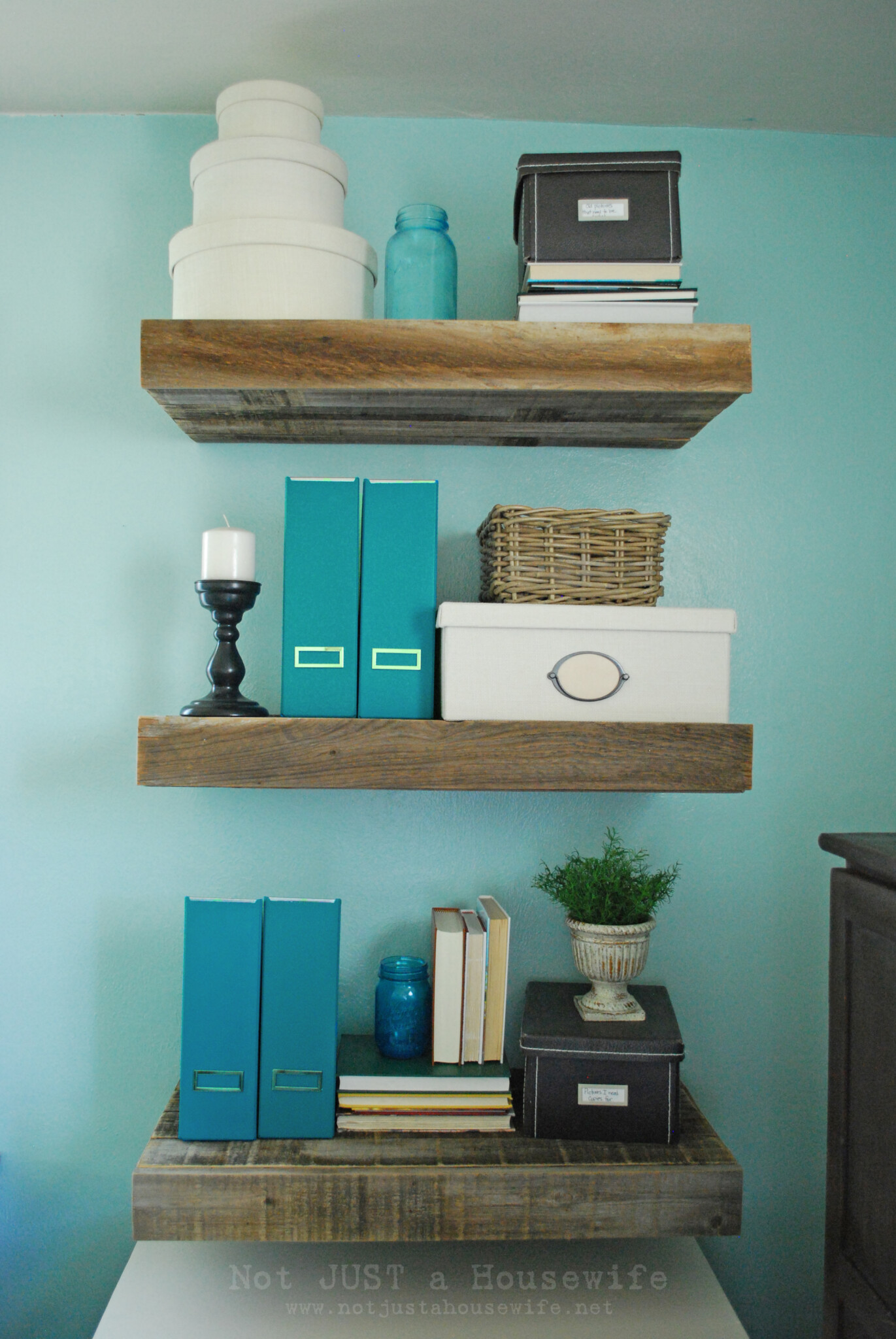 18 Interesting and Useful DIY Shelves for Your Home