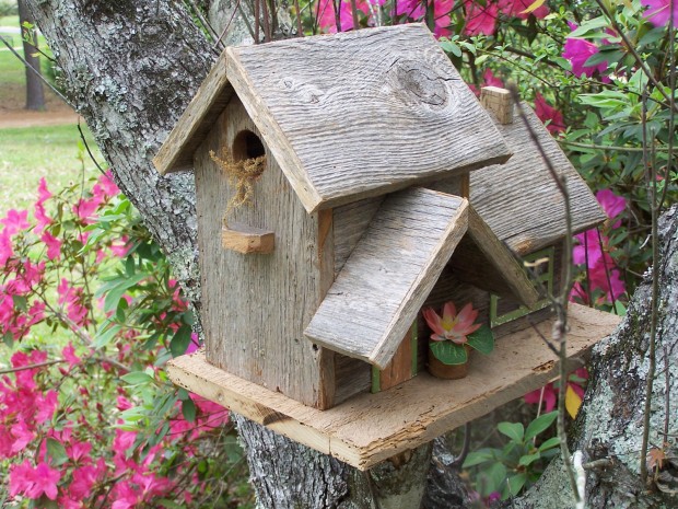 15 Decorative and Handmade Wooden Bird Houses (3)