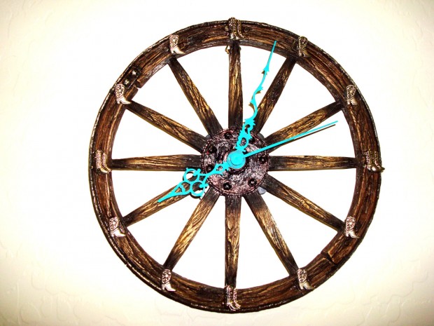 18 Creative and Handmade Wall Clock Designs (14)