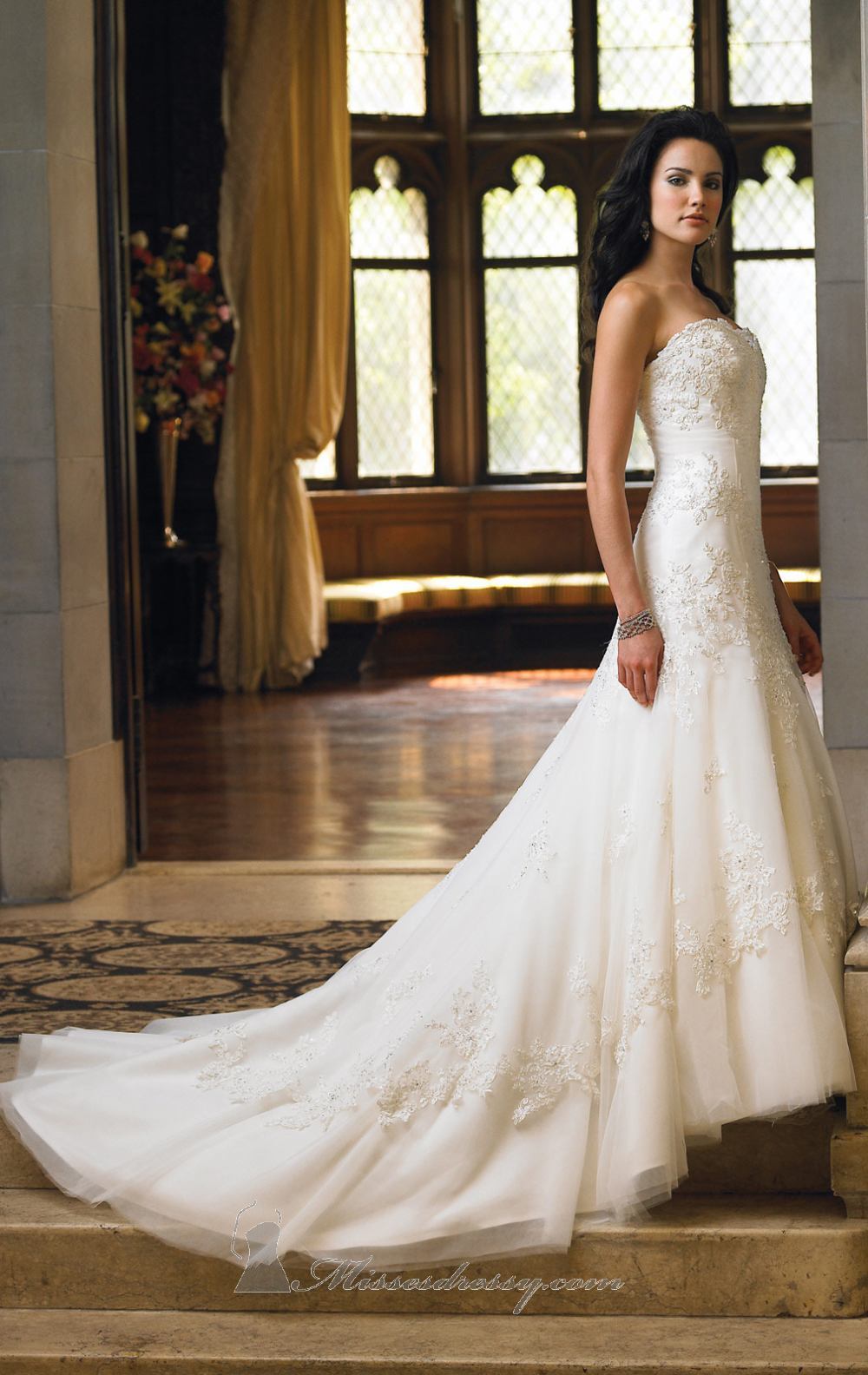 20 Elegant Strapless Wedding Dresses