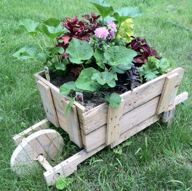 15 Amazing Reclaimed Wood DIY Garden Ideas (15)