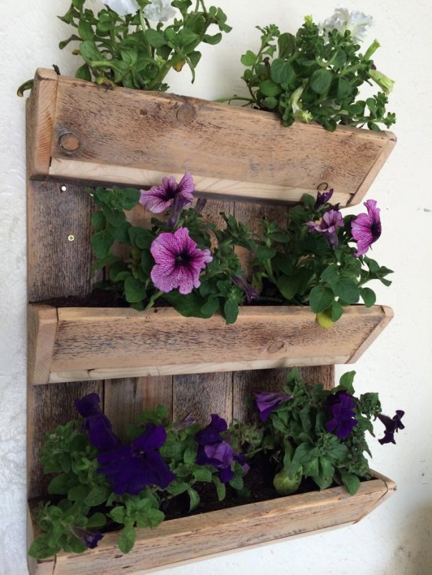 15 Amazing Reclaimed Wood DIY Garden Ideas (3)