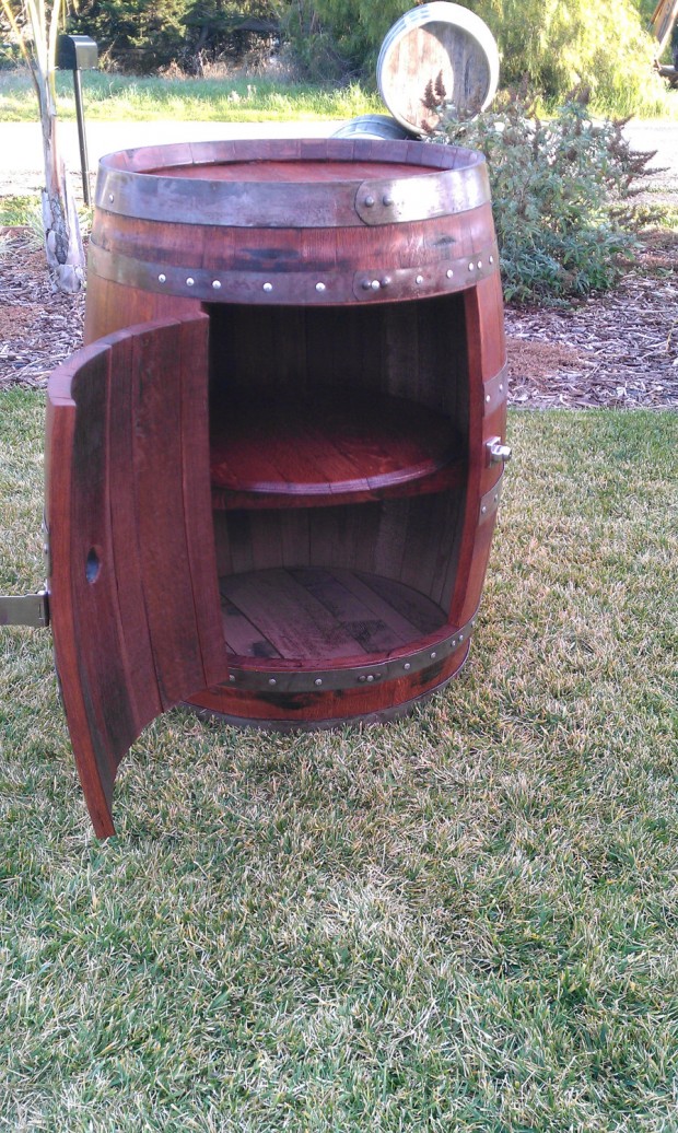 15 Cool DIY Projects From Recycled Wine Barrel Wood (6)