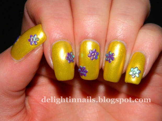 18 Lovely Nail Art Ideas in Bright Colors and Creative Designs (7)