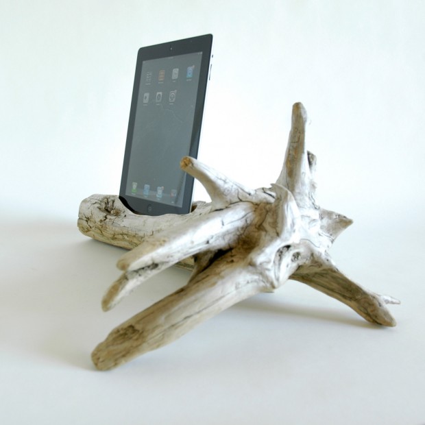 Buy it here: www.etsy.com 22 Easy DIY Driftwood Docking Stations for Your Devices (1)