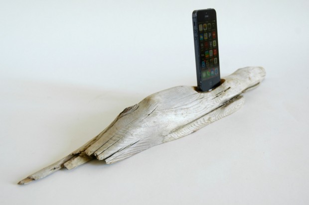 22 Easy DIY Driftwood Docking Stations for Your Devices (15)