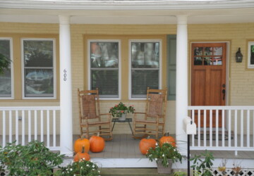 18 Pretty Front Porch Decorating Ideas for Fall - porch decor, fall porch decor, fall decor