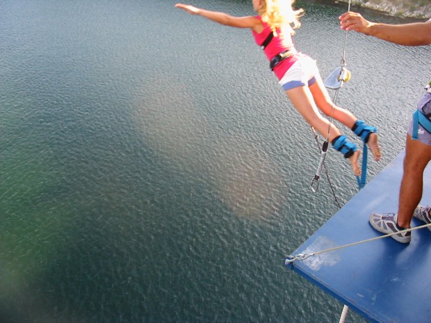 girl-bungee-jumping