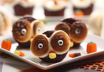 17 Spooky and Delicious Halloween Desserts and Treats Recipes - Halloween treats, Halloween recipes, Halloween party, Halloween desserts, halloween