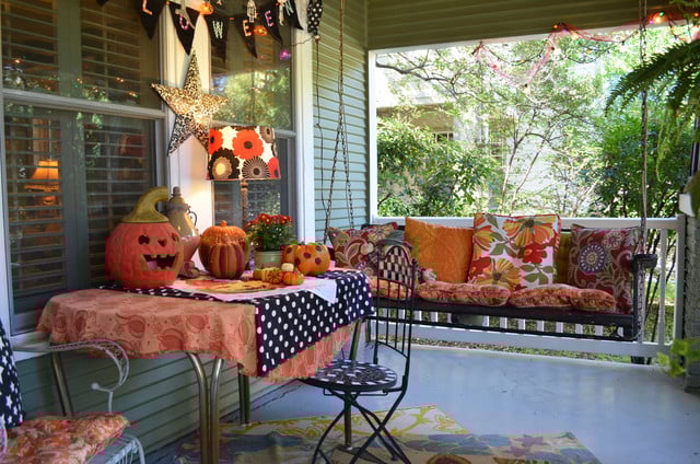 16 Spooky Front Porch Decorating Ideas for Halloween - outdoor Halloween decor, outdoor decor, Halloween decorations, halloween