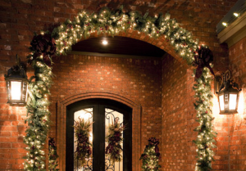 Create a Warm Welcome - 22 Festive Christmas Front Door Decoration Ideas - Porch, outdoor, Front door, decoratind, christmas spirit, christmas decoration ideas, Christmas