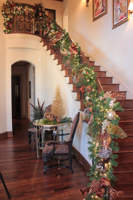 21 Ideas for Christmas Staircase Decorations