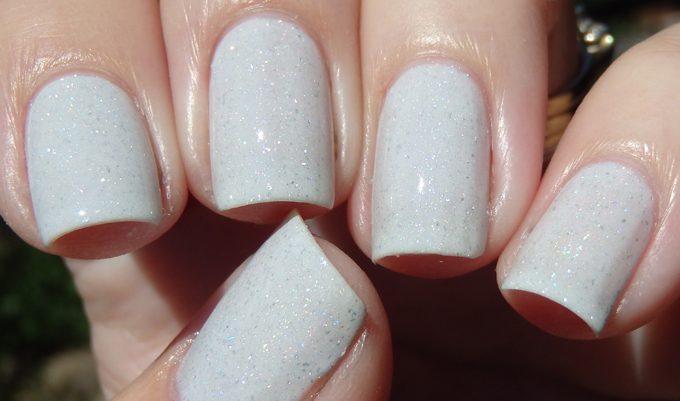 19 Glitter Nail Art Ideas - Perfect Choice for the Holiday season  - sparkly, nails, Nail polish, Nail Art, holiday season, holiday, glitter nail art, glitter