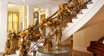 21 Ideas for Christmas Staircase Decorations