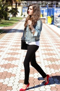 20 Outfit Ideas + Tips On How To Wear Denim Jacket - Style Motivation