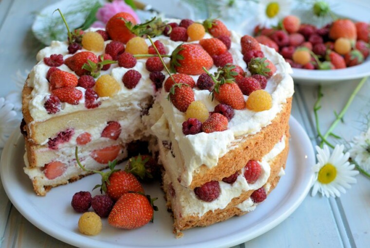 15 Delicious and Easy Summer Fruit Cake Recipes 15 Delicious and Easy Summer Fruit Cake Recipes - summer recipes, summer fruit cakes, summer desserts, summer cake recipes, fruit cakes, dessert recipes, cake recipes