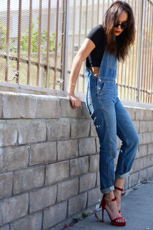 black dungarees outfit ideas