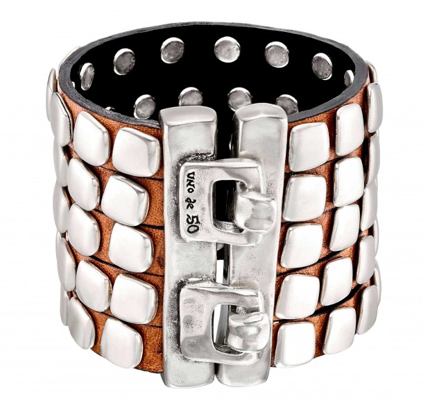 Brown calfskin leather bracelet with five rows and silver-plated square rivets. Hand-crafted in Spain.