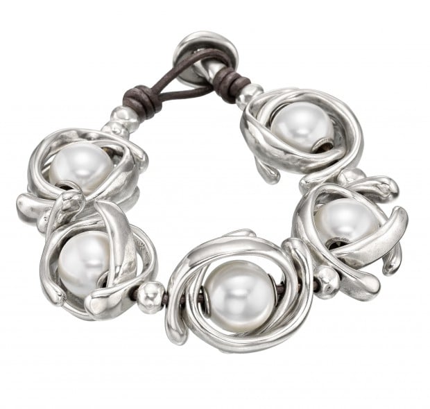 Unique bracelet with large white pearls set in silver-plated hoop-shaped trinkets. Hand-crafted in Spain.