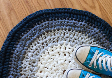 Shoes Off: 17 Creative DIY Rug Tutorials You Will Love - tutorials, tutorial, simple, rug tutorials, rug tutoral, rug, Easy, DIY rug, diy, creative, crafts, craft