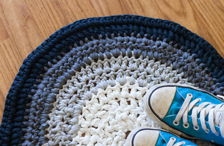 Shoes Off: 17 Creative DIY Rug Tutorials You Will Love - tutorials, tutorial, simple, rug tutorials, rug tutoral, rug, Easy, DIY rug, diy, creative, crafts, craft