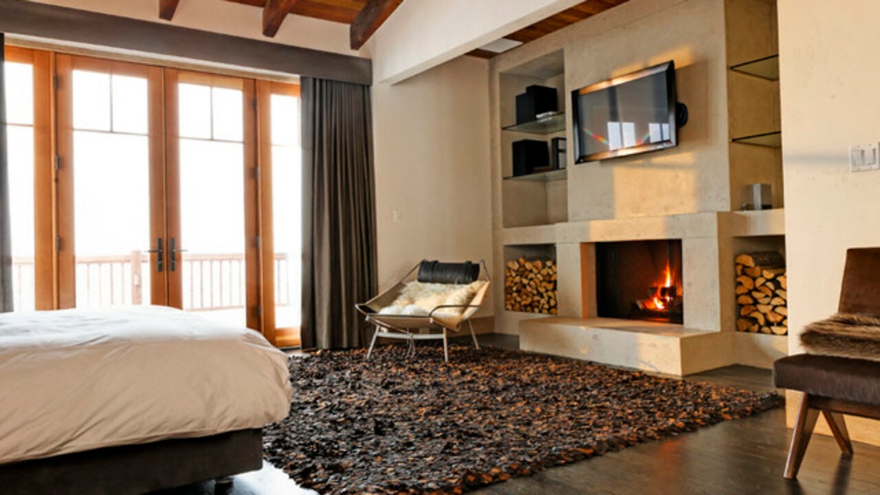 17 Impressive Master Bedrooms With Fireplaces